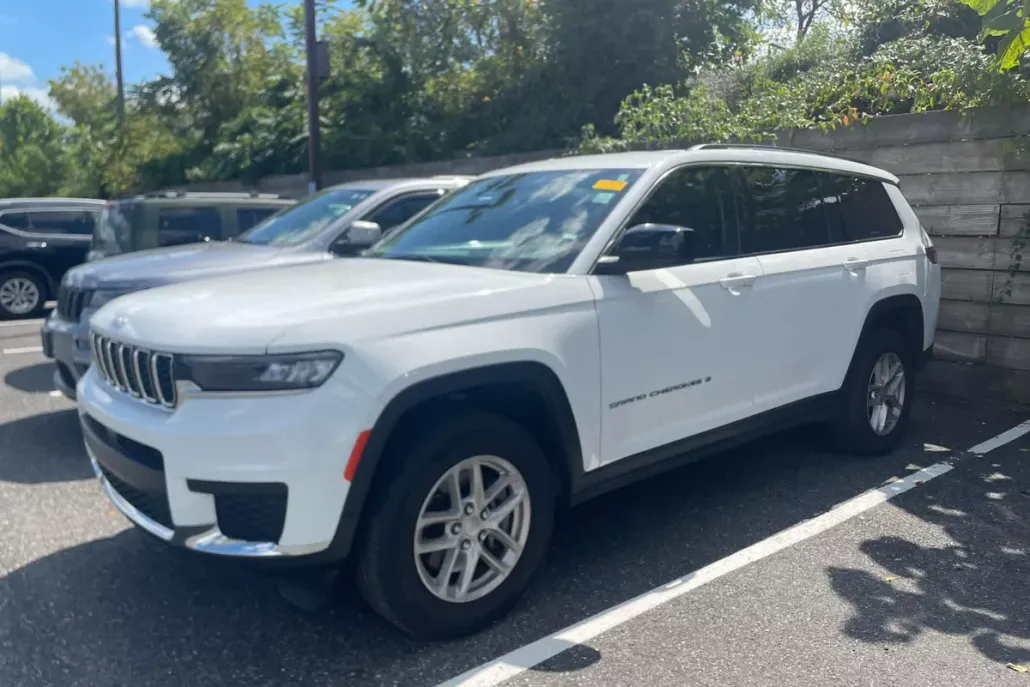 2023 Jeep Grand Cherokee Laredo photo 1