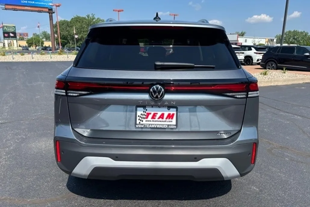 2025 Volkswagen Tiguan SE photo 1