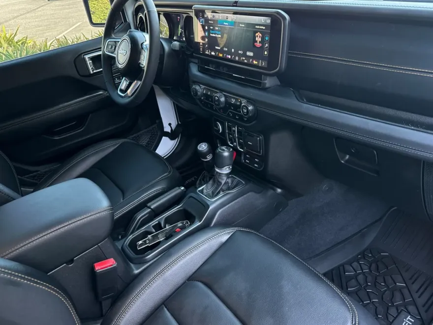 2024 Jeep Wrangler Sahara 4xe photo 16