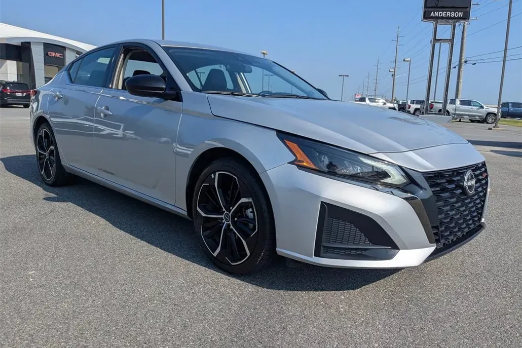 2024 Nissan Altima 2.5 SR photo 1