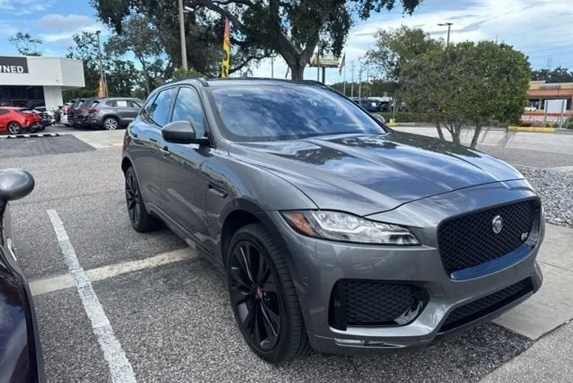 2019 Jaguar F-PACE S photo 1