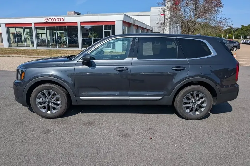 2024 Kia Telluride LX photo 1