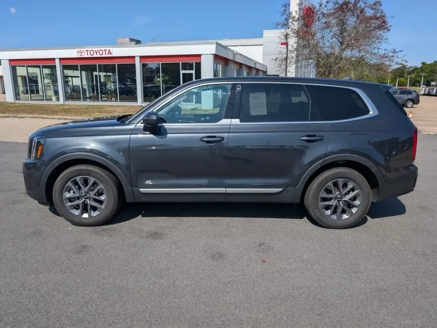 2024 Kia Telluride LX photo 1