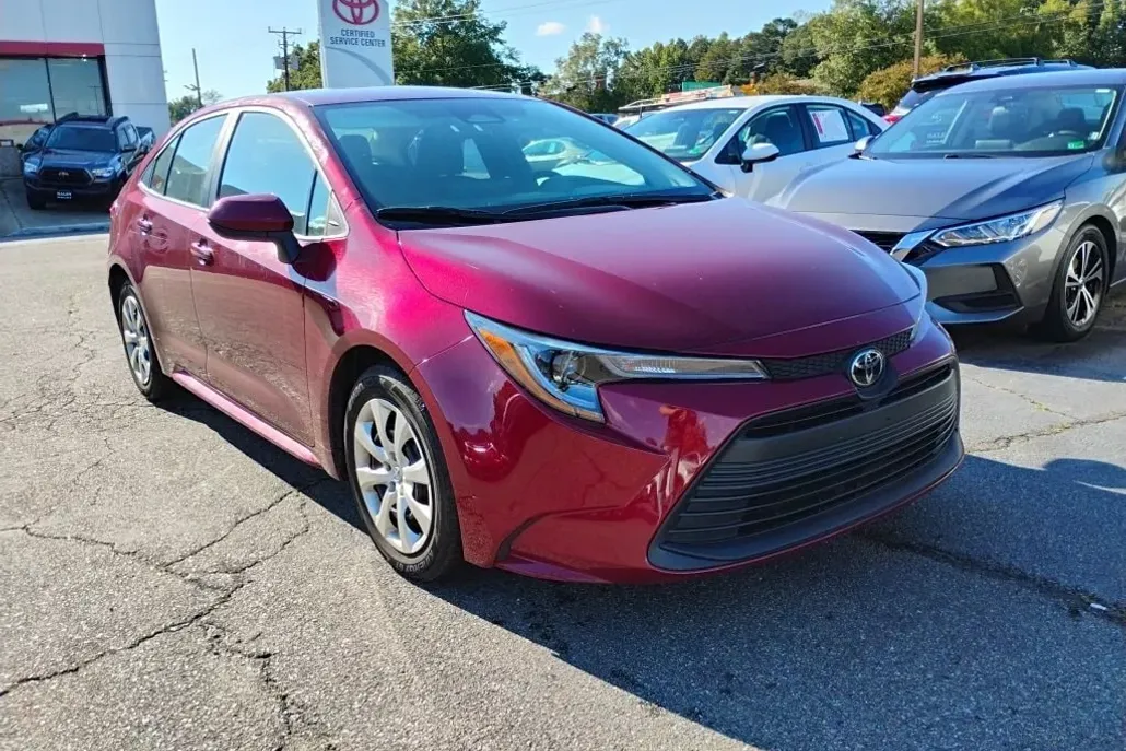 2024 Toyota Corolla LE photo 1