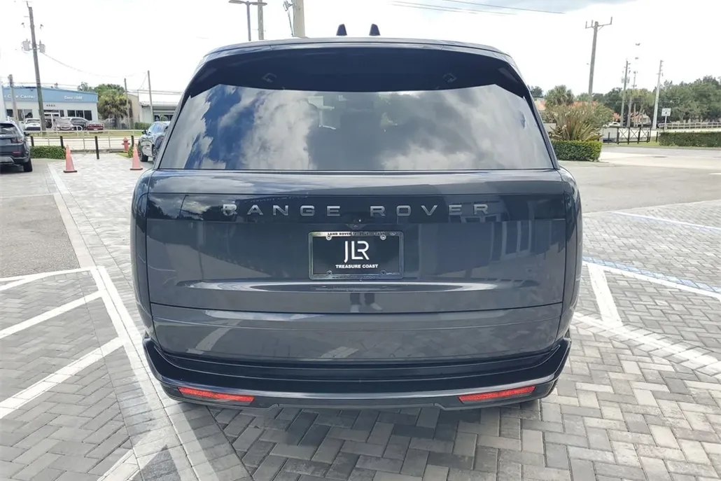 2025 Land Rover Range Rover SE photo 1