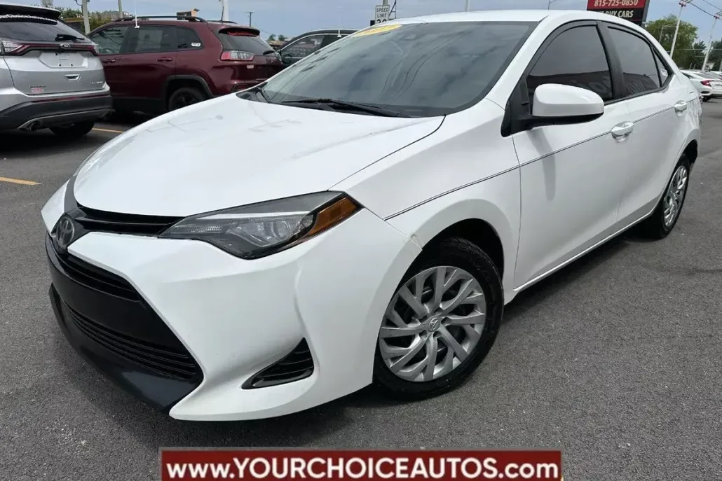 2017 Toyota Corolla LE photo 1