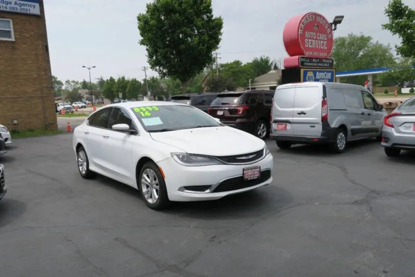 2016 Chrysler 200 Limited photo 1