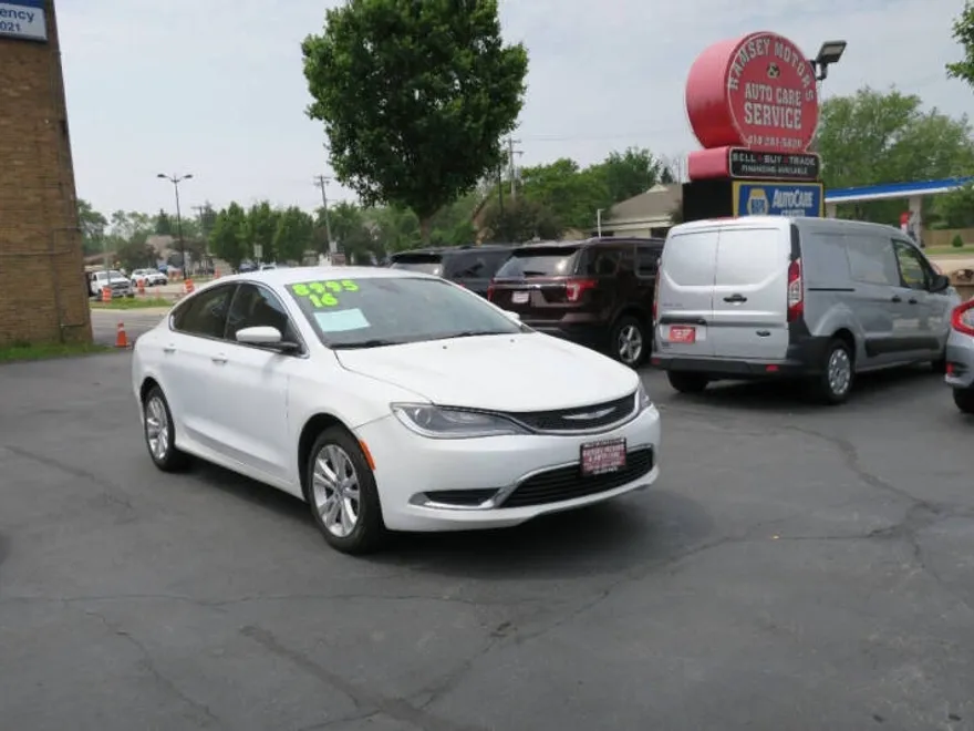 2016 Chrysler 200 Limited photo 1