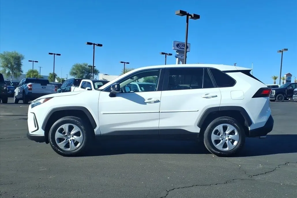 2023 Toyota RAV4 LE photo 1