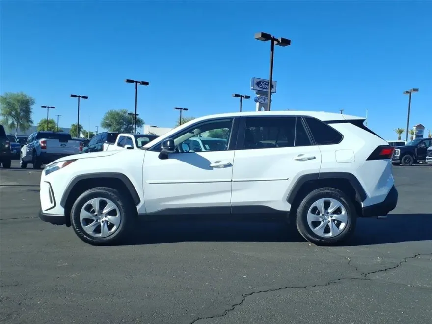 2023 Toyota RAV4 LE photo 1