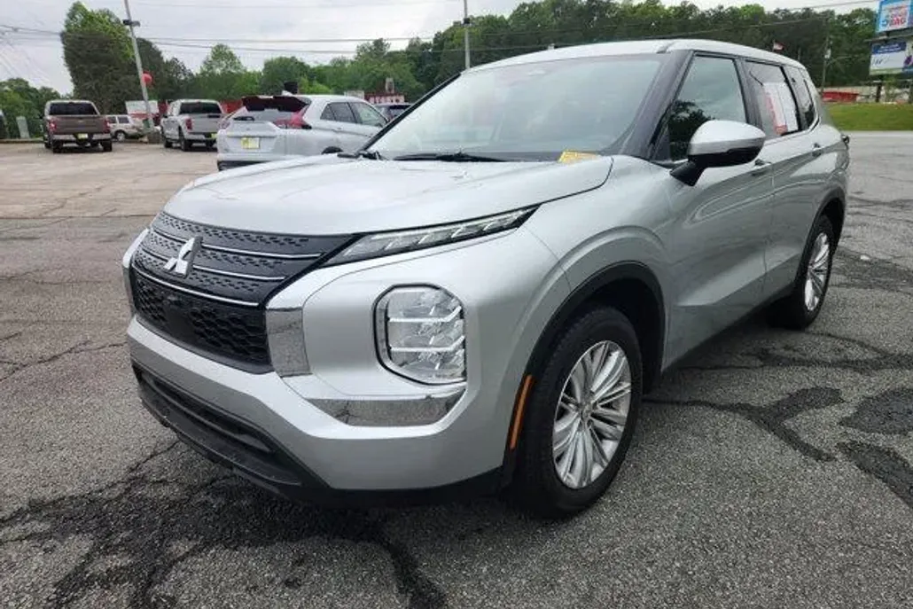 2024 Mitsubishi Outlander ES photo 1