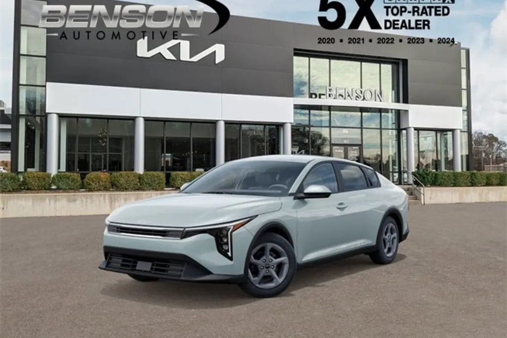 2025 Kia K4 LXS photo 1
