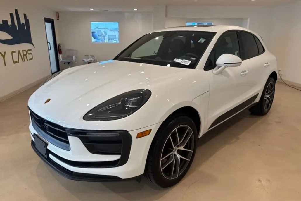 2025 Porsche Macan T photo 1