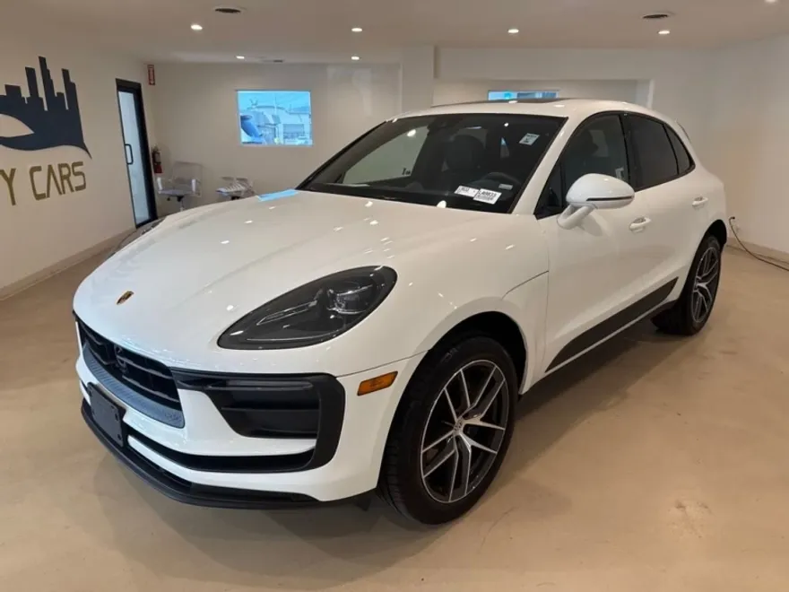 2025 Porsche Macan T photo 1