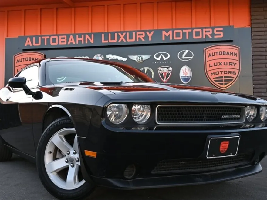 2014 Dodge Challenger SXT photo 1