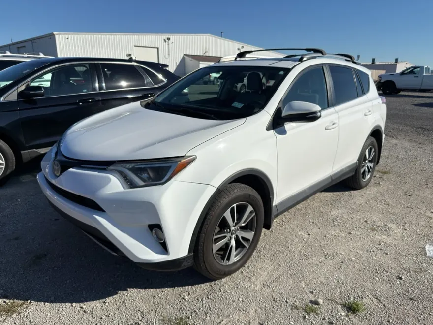2017 Toyota RAV4 XLE photo 1
