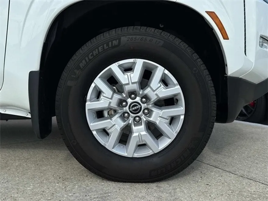2024 Nissan Frontier SV photo 1