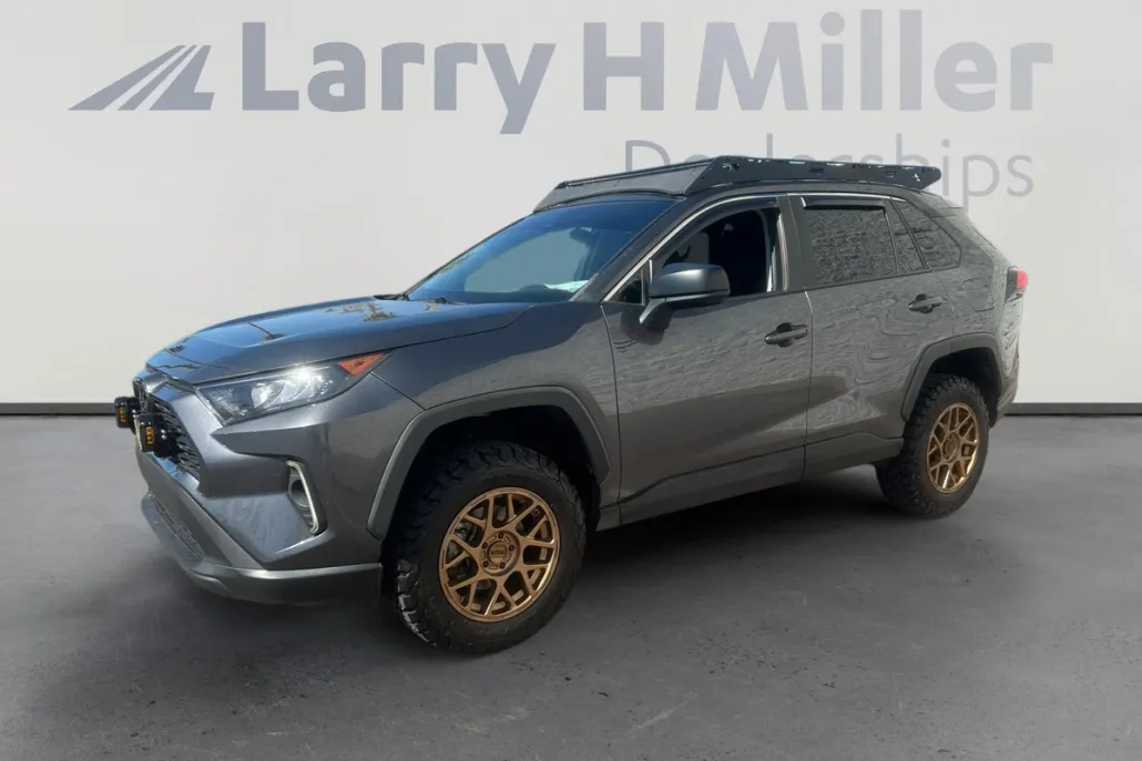 2022 Toyota RAV4 LE photo 1