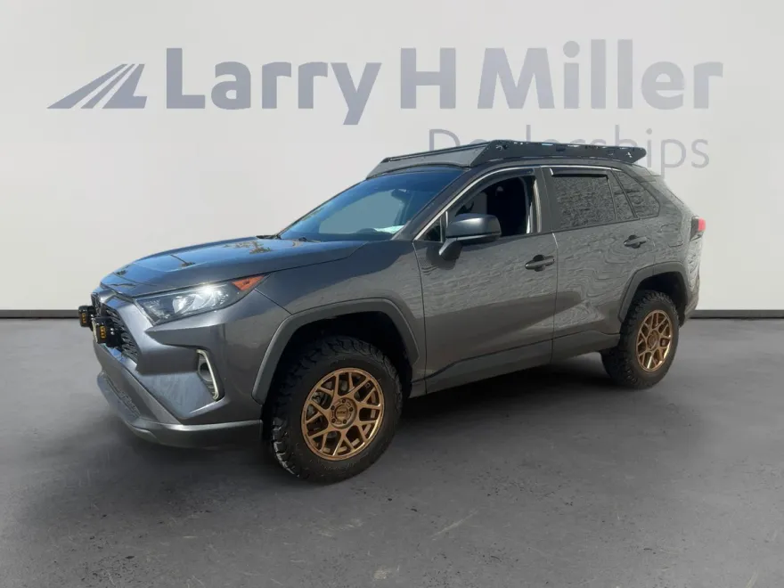 2022 Toyota RAV4 LE photo 1