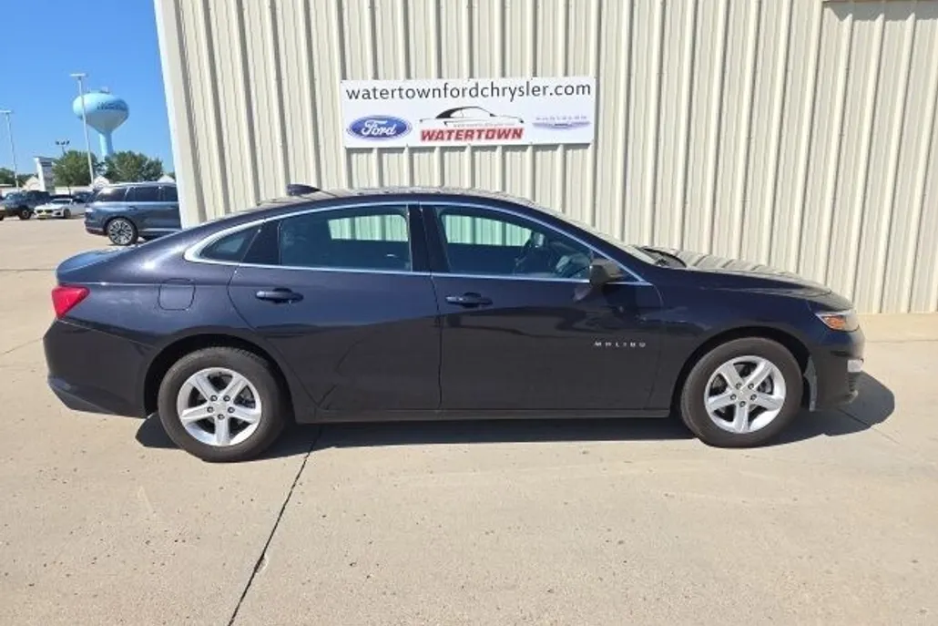 2023 Chevrolet Malibu 1LT photo 1