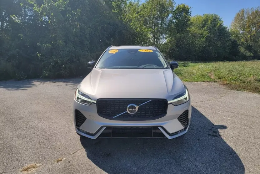 2025 Volvo XC60 B5 Plus photo 1