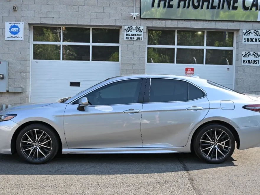 2023 Toyota Camry SE photo 1
