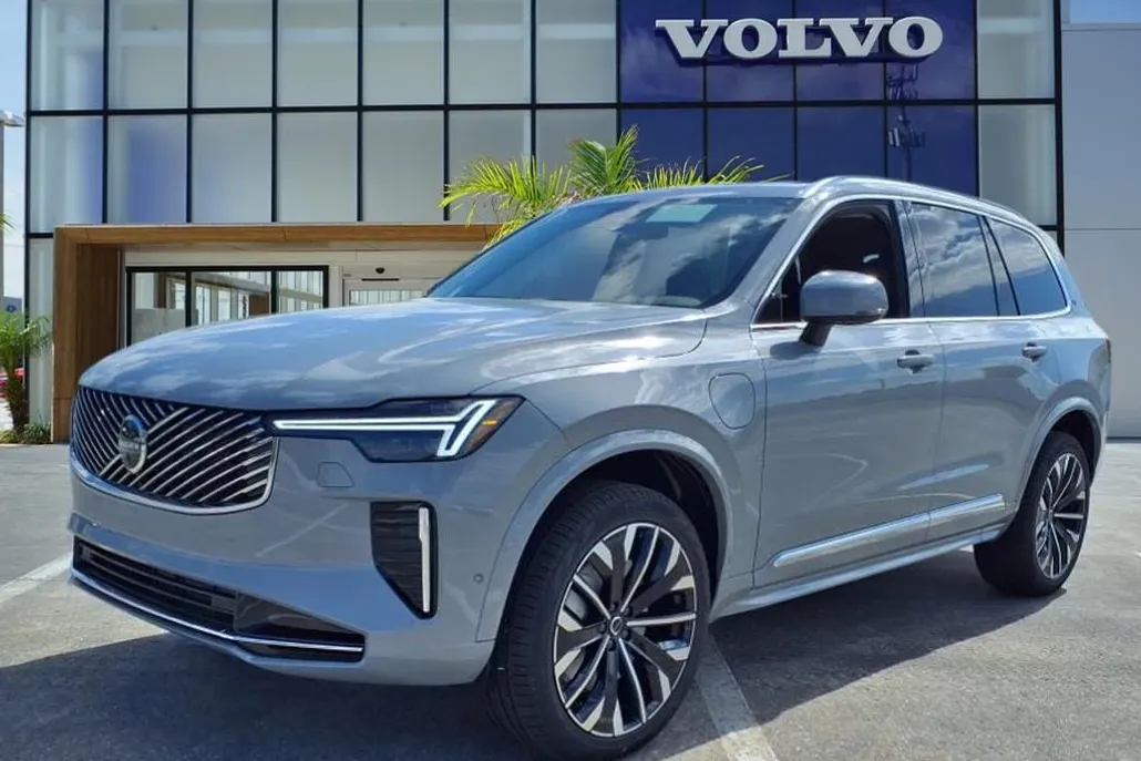 2025 Volvo XC90 T8 Plus photo 1