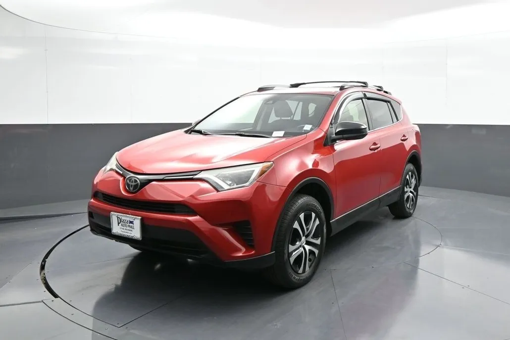 2017 Toyota RAV4 LE photo 1