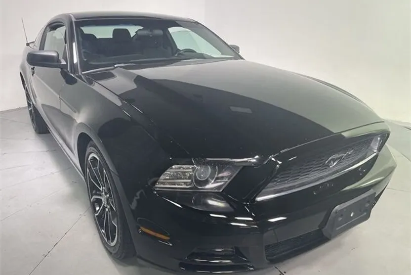 2013 Ford Mustang V6 photo 1