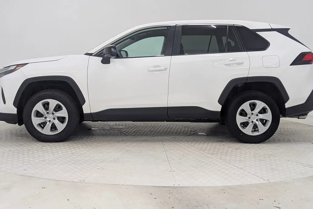 2024 Toyota RAV4 LE photo 1