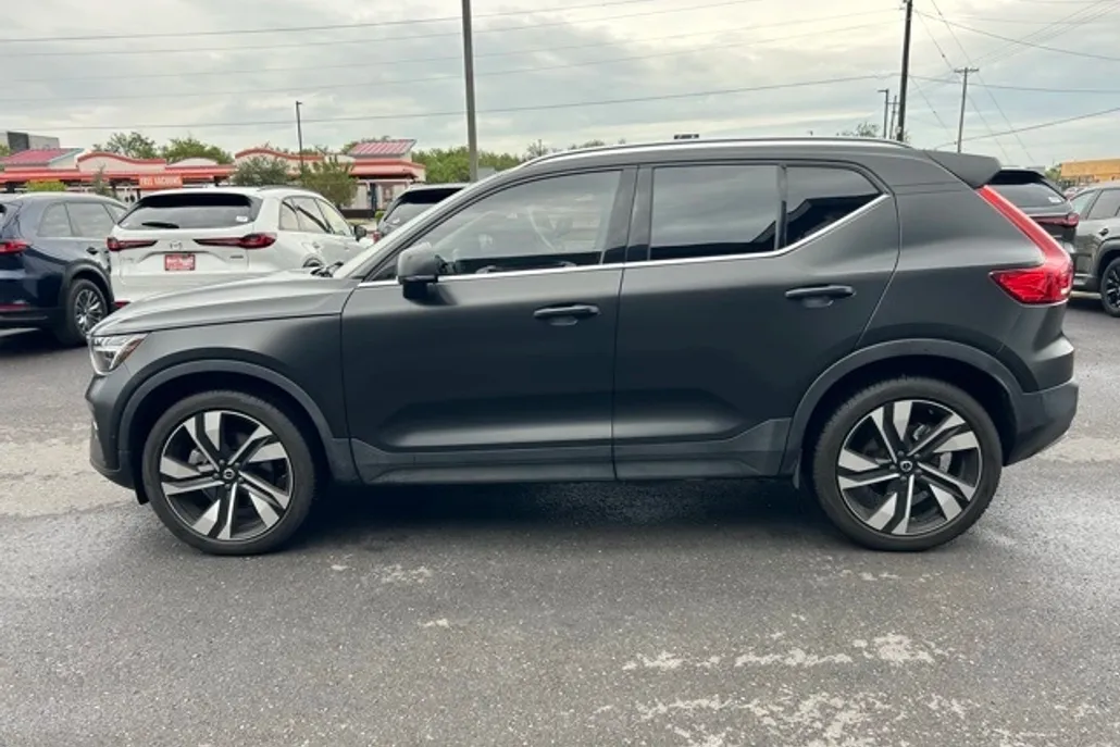 2024 Volvo XC40 Plus photo 1