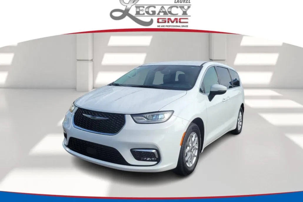 2023 Chrysler Pacifica Touring L photo 1