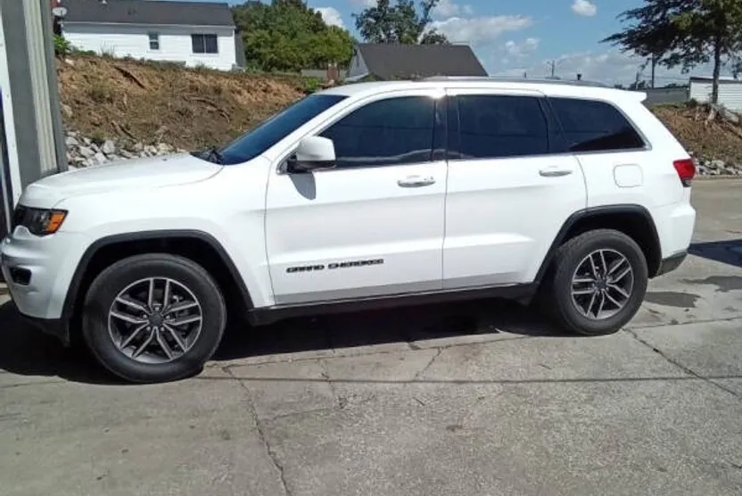 2019 Jeep Grand Cherokee Laredo photo 1