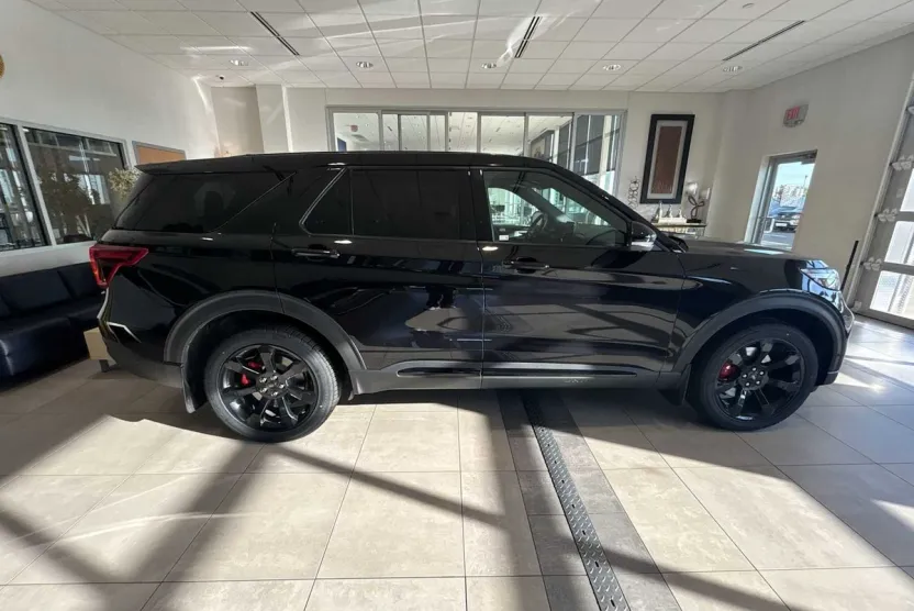2022 Ford Explorer ST photo 1