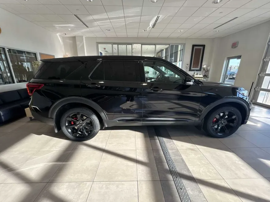 2022 Ford Explorer ST photo 1
