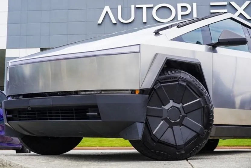 2024 Tesla Cybertruck photo 1