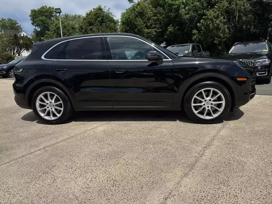 2024 Porsche Cayenne Base photo 1