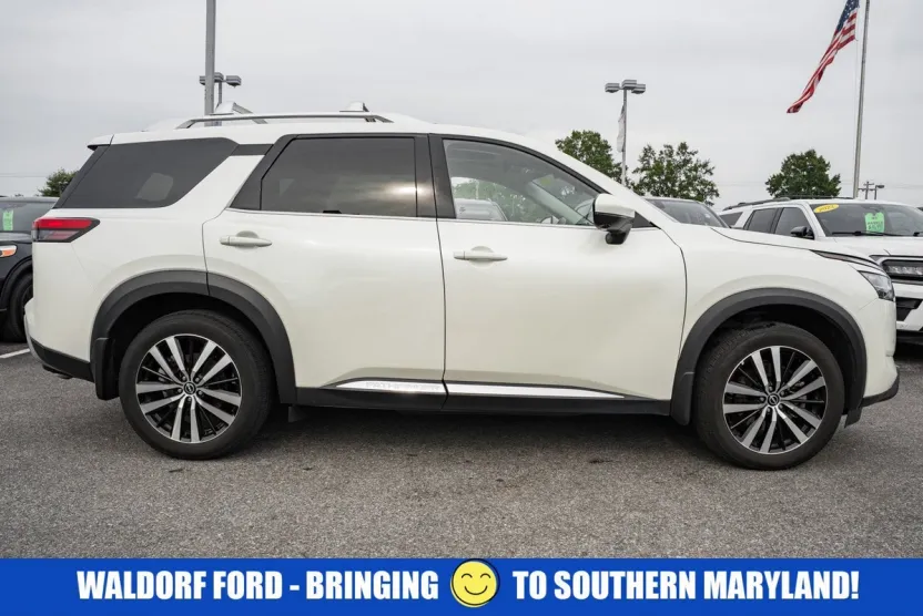 2024 Nissan Pathfinder Platinum photo 1
