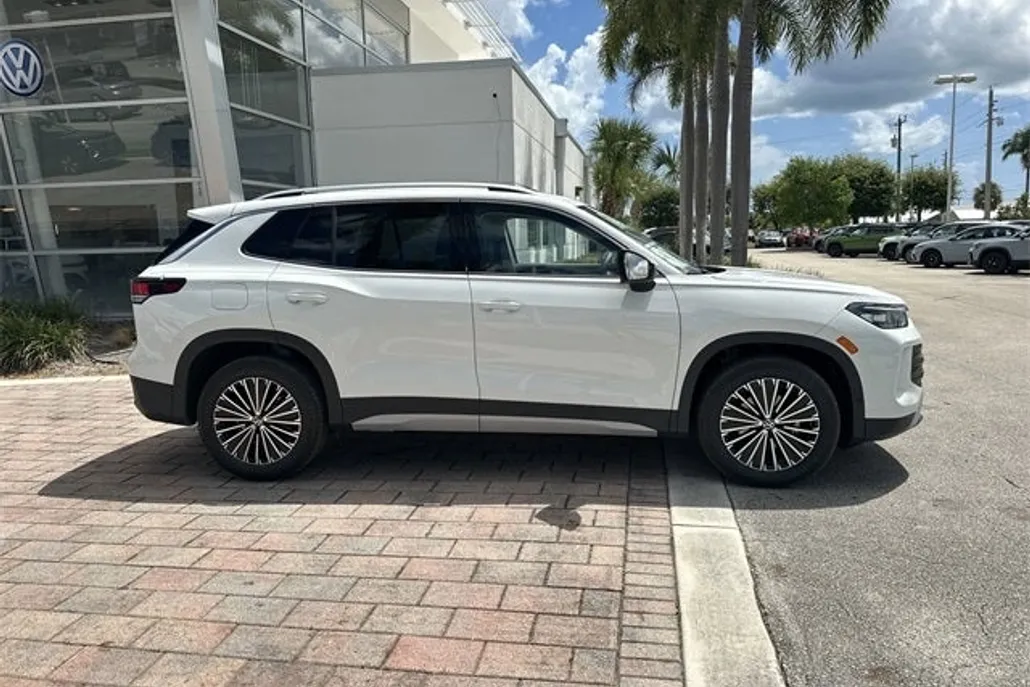 2025 Volkswagen Tiguan S photo 1