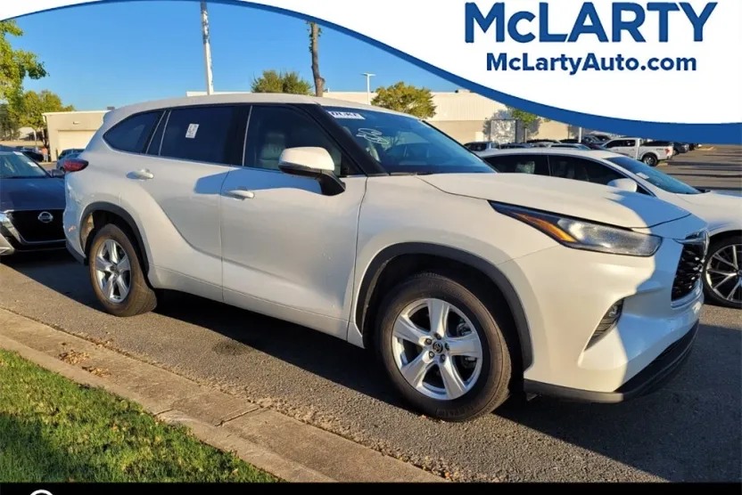 2020 Toyota Highlander LE photo 1