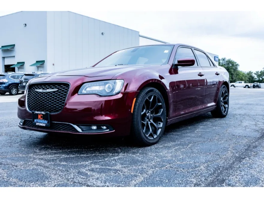 2019 Chrysler 300 LX photo 1