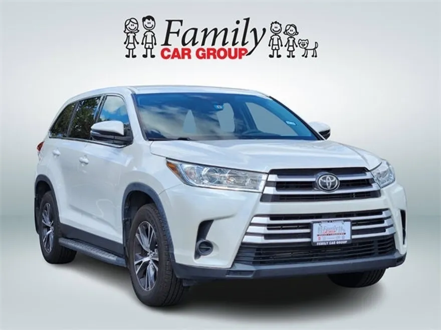 2019 Toyota Highlander LE photo 1