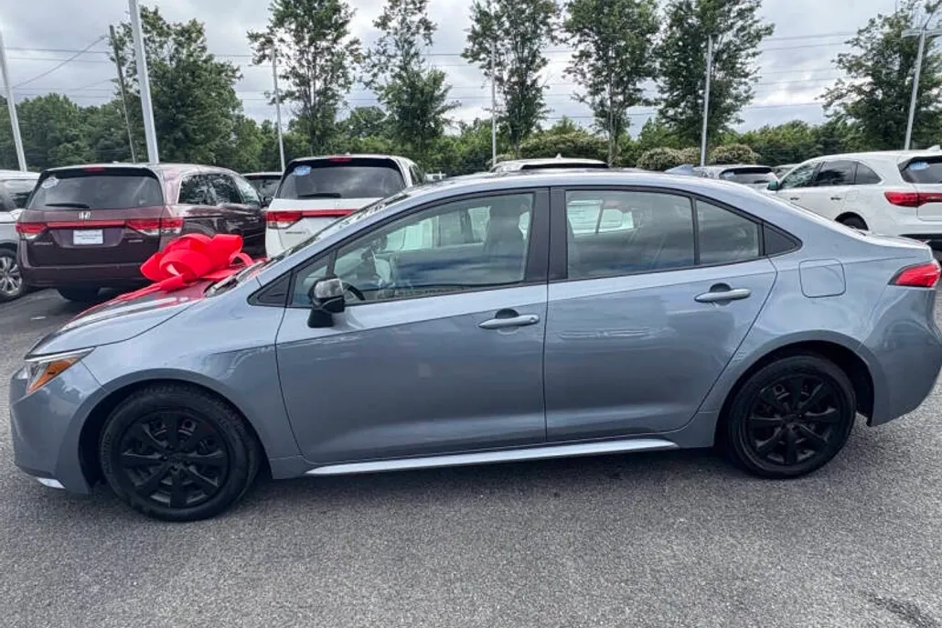 2024 Toyota Corolla LE photo 1