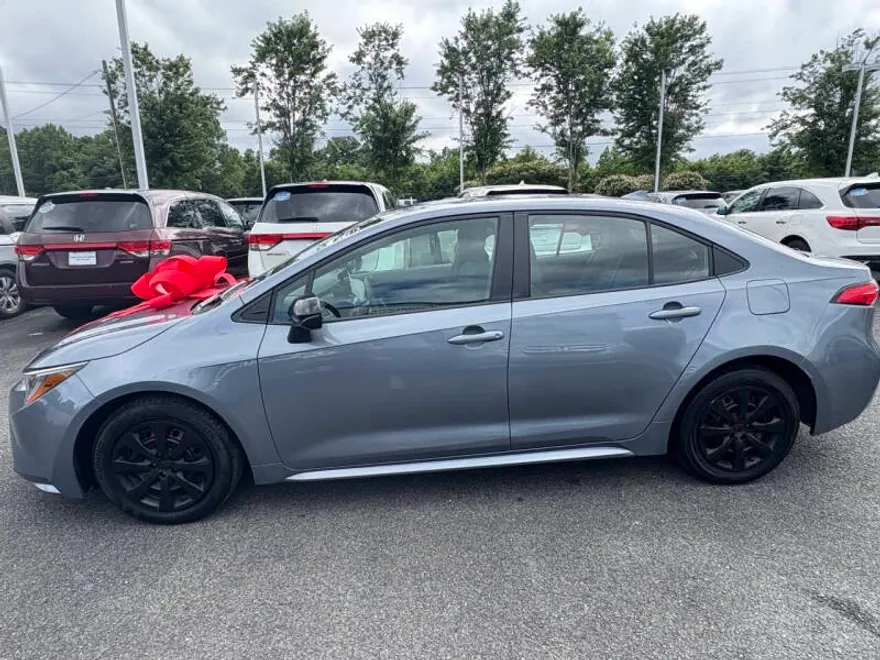 2024 Toyota Corolla LE photo 1