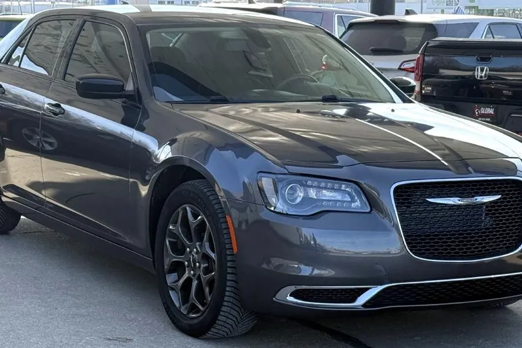 2018 Chrysler 300 Touring photo 1