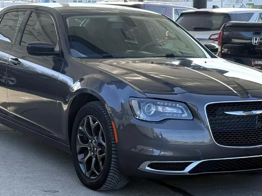 2018 Chrysler 300 Touring photo 1