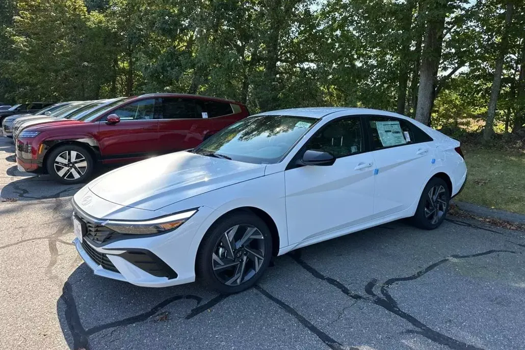 2025 Hyundai Elantra SEL Sport photo 1