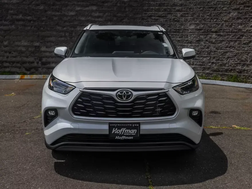 2025 Toyota Highlander XLE photo 1