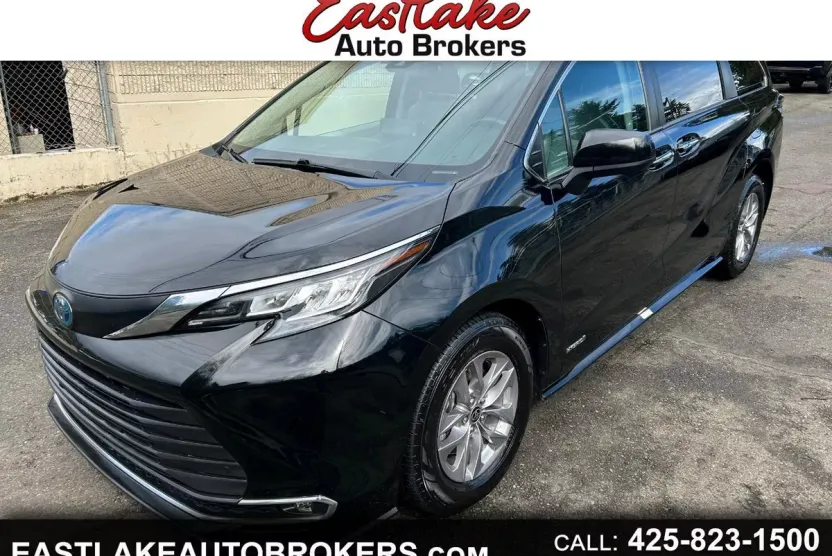 2021 Toyota Sienna XLE photo 1
