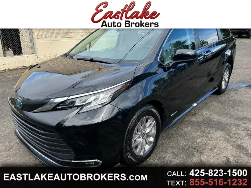 2021 Toyota Sienna XLE photo 1